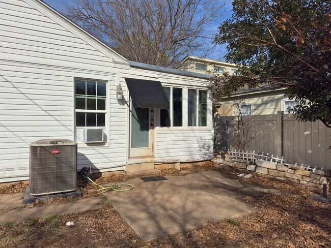 Building Photo - Adorable 3 bed 2 bath home in Brook Village!