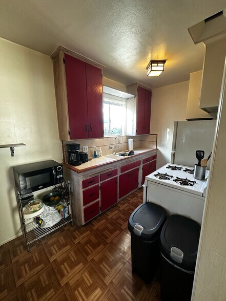 Kitchen - 309 N Hollywood Way