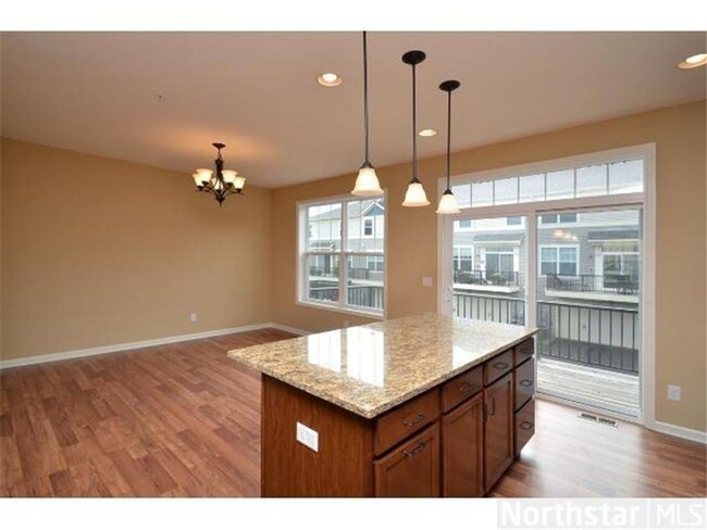 Building Photo - AMAZING! 4 BED/4 BATH TOWNHOUSE IN MAPLE G...