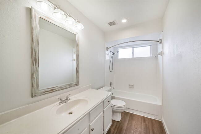 Building Photo - 1021 N Sunset Dr