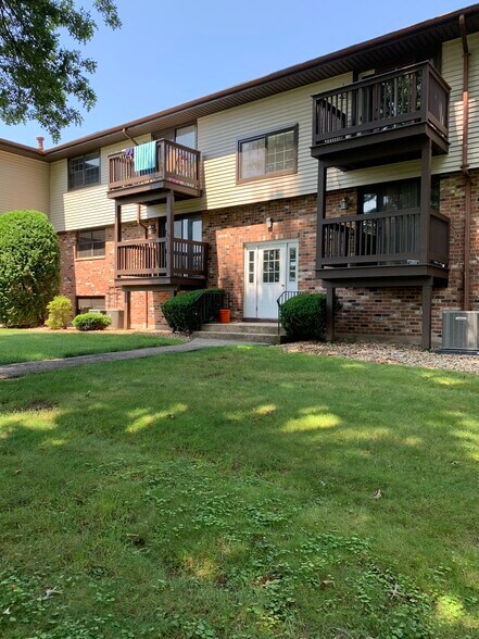 Building Photo - 18 Surrey Dr