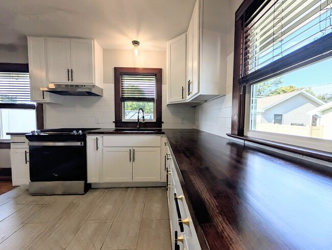 Building Photo - 307 5th Ave E