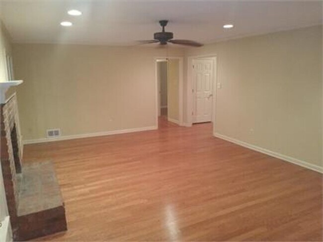 Building Photo - Coming soon. Charming 3-Bedroom Home in Co...