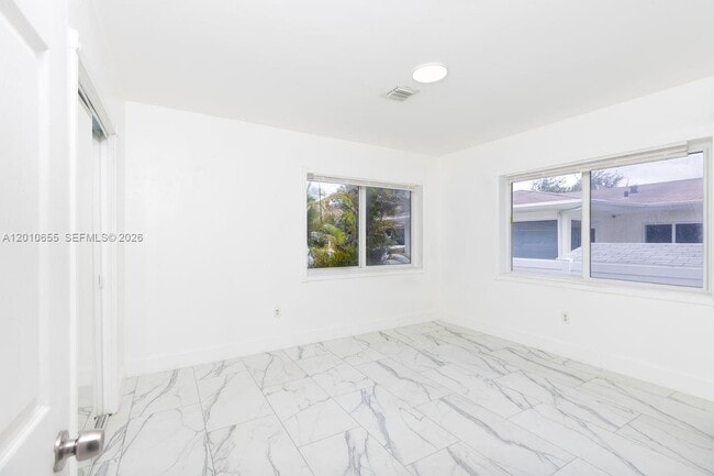 Building Photo - 15925 NE 18th Ave