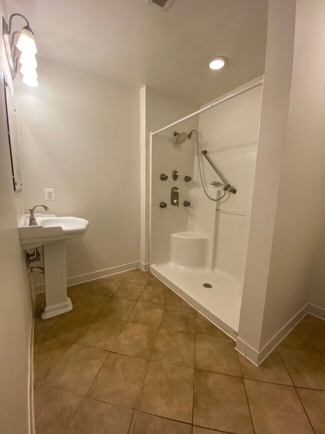 Building Photo - 3 bedroom, 2 bath single family home in Ab...