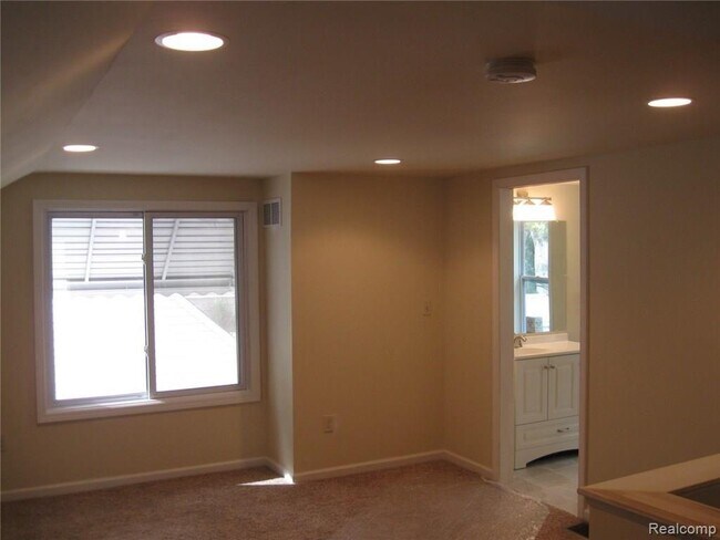 Building Photo - 141 De Villen Ave