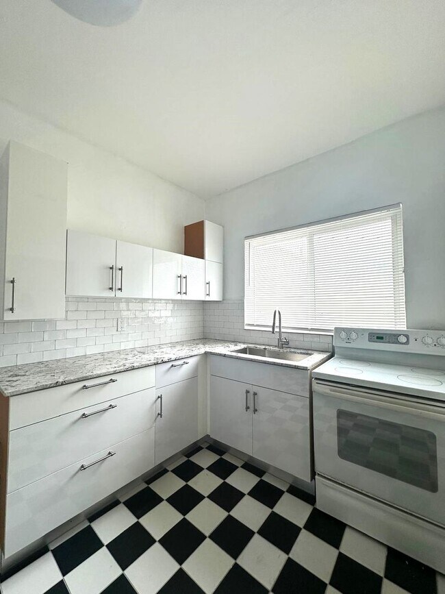 Building Photo - Huge 3 Bed House For Rent