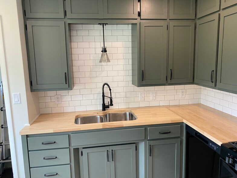 Building Photo - 1021 Chalmers Ave