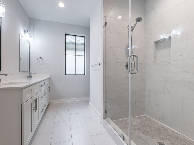 Building Photo - "Charming 4-Bed Houston Haven with Elegance on East 32nd Street!"