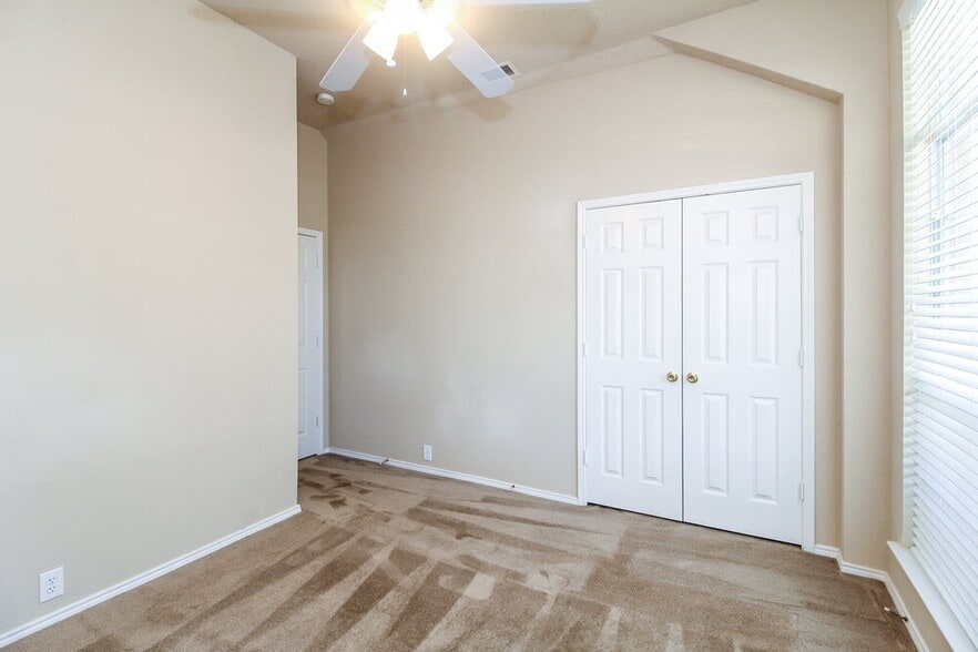 Building Photo - 10705 Camelot Dr