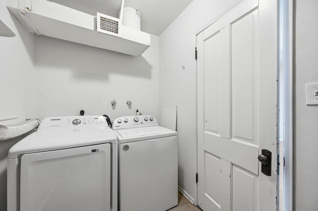 Building Photo - 2421 W Anderson Ave