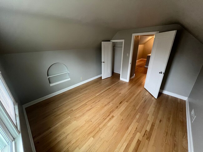Building Photo - Absolutely Charming 3B 1B Bungalow
