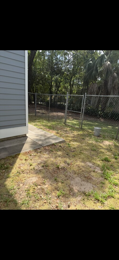 Building Photo - 1/1 APARTMENT BY DOAK CAMPBELL WITH SMALL YARD