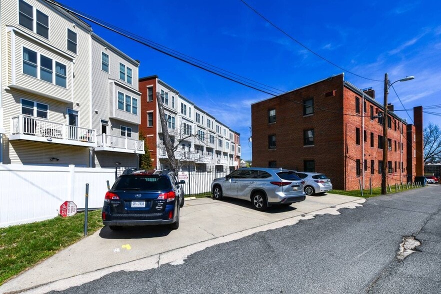 Building Photo - 613 Hamlin St NE