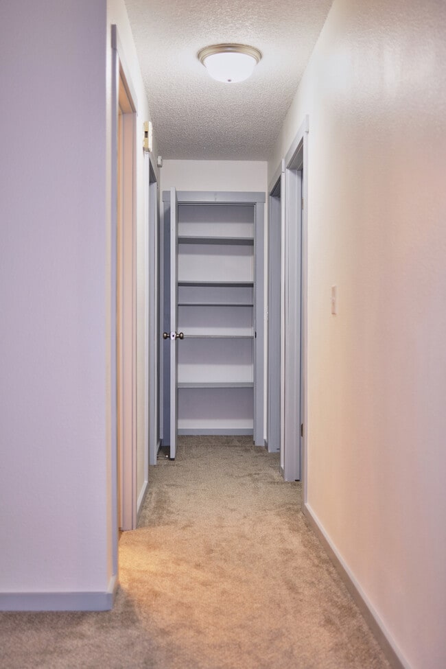 Building Photo - 1325 E Syringa Dr