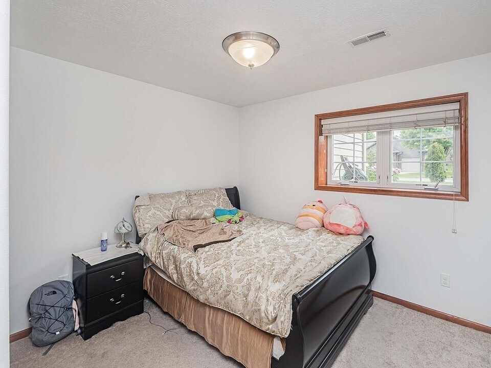 Building Photo - 809 S Outlook Dr