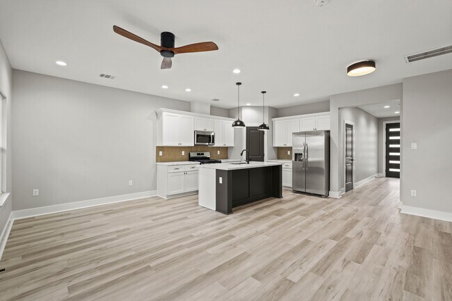 Building Photo - 2113 St Charles St