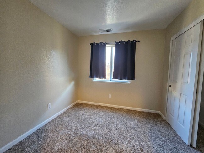 Building Photo - Large 4 bedroom two story in east Modesto!