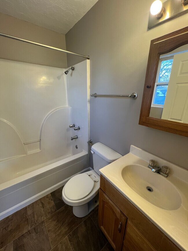 Building Photo - 2 BD, 2 BA Desirable Duplex in Martin!