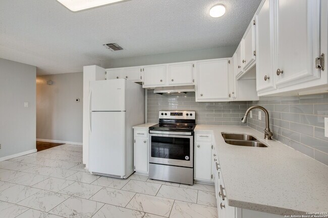 Building Photo - 300 Roanoke Dr