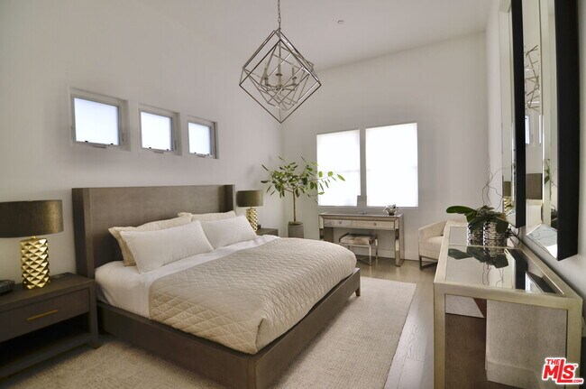 Building Photo - 5703 Laurel Canyon Blvd