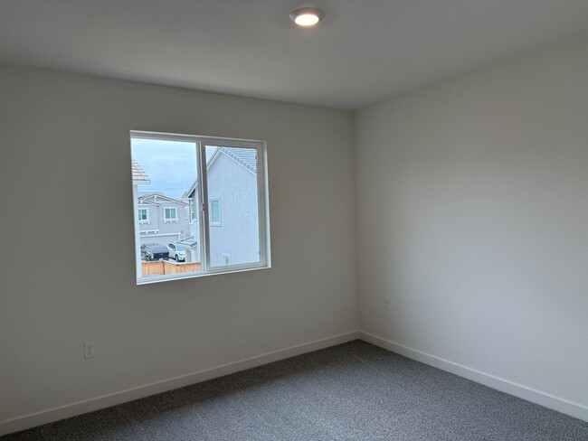 Building Photo - 3 Bed 2.5 Ba 2 Car Garage in Roseville!