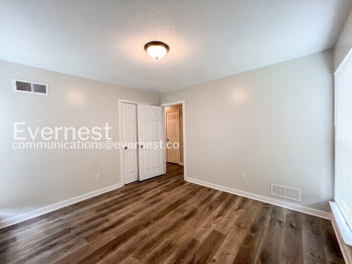Building Photo - 3743 Oak Lake Ln