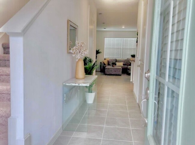 Building Photo - 3 Bed 2,5 Bath Townhouse Davenport