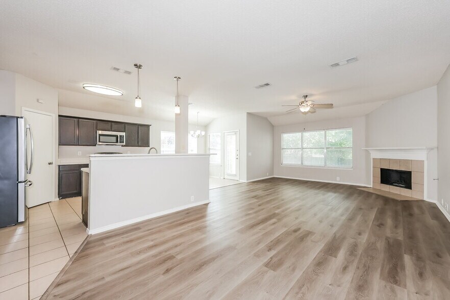 Building Photo - 833 Lariat Dr