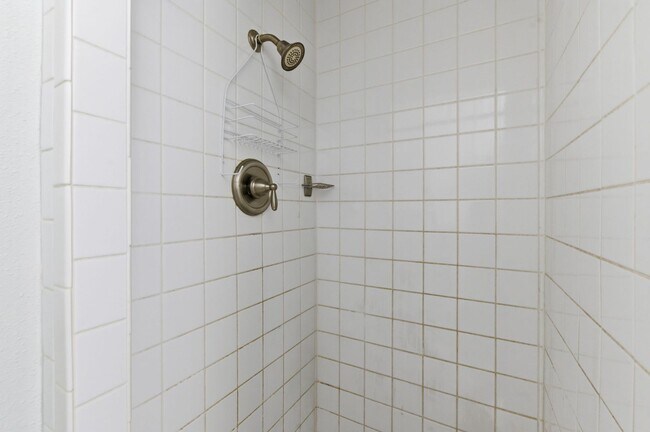 Building Photo - 1415 Holmes Dr