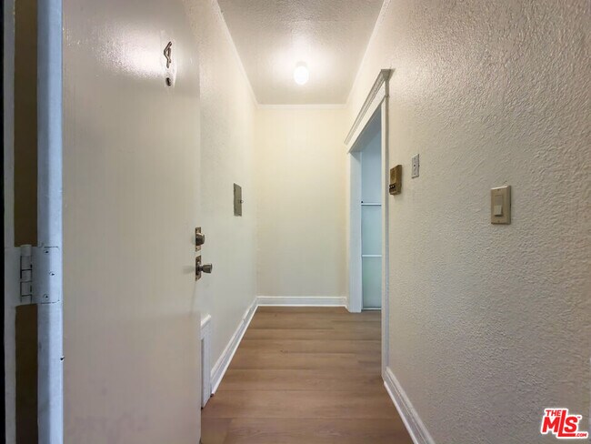 Building Photo - 4367 S Van Ness Ave