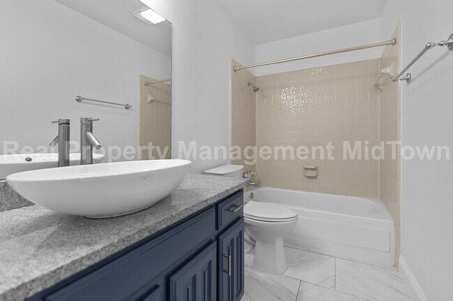 Building Photo - Charming Home Centrally Located in the DFW