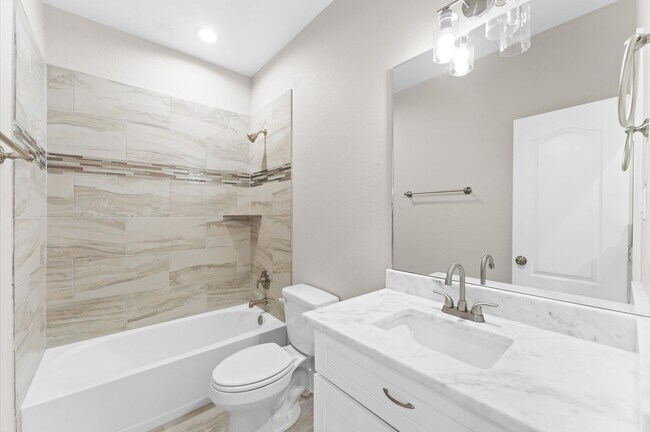 Building Photo - Fashionable Home Not Far From Downtown & M...