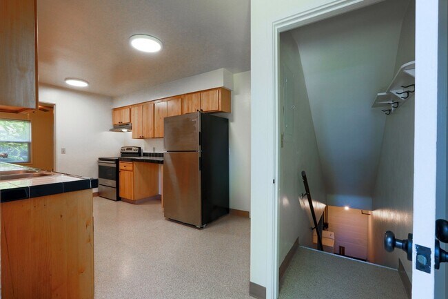 Building Photo - Chic Updated Mid-Century Townhouse in Cedar Hills!