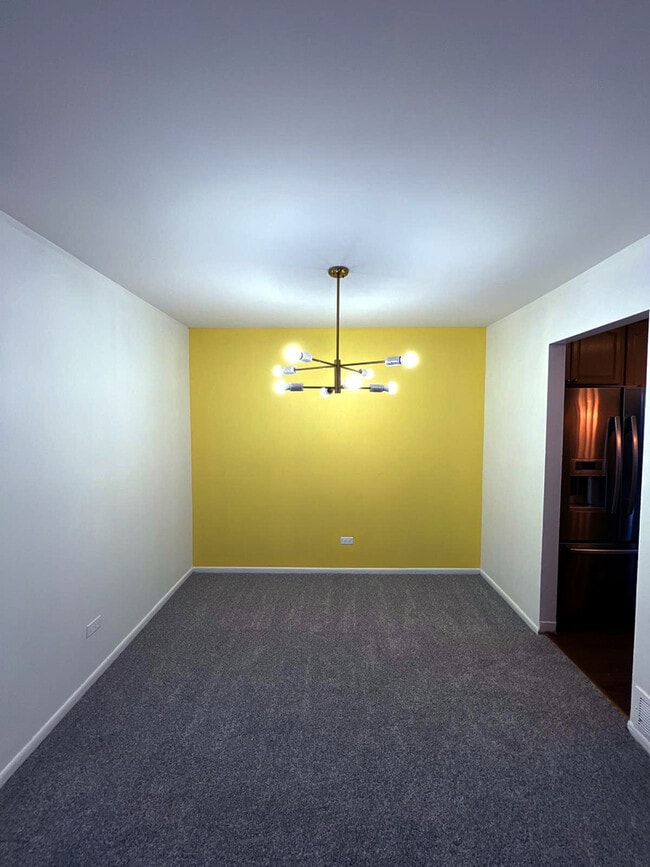 Building Photo - 867 E Carriage Ln