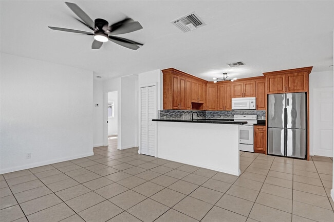 Building Photo - 6101 NE 7th Ave