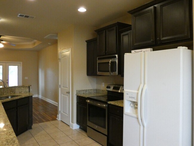 Building Photo - 3-Bedroom All Brick Home - Terra Bella