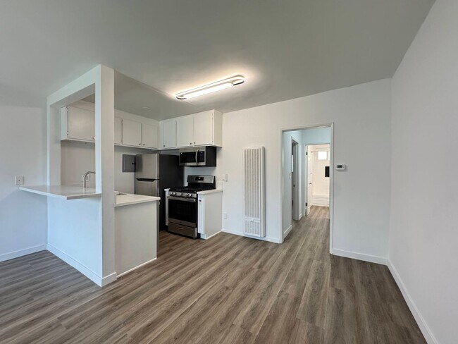 Interior Photo - 14220 Burbank Blvd