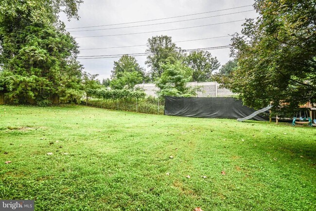 Building Photo - 9627 Locust Hill Dr
