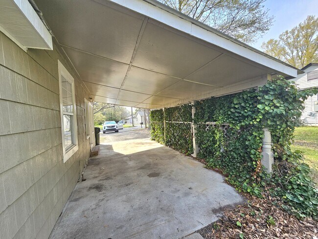 Building Photo - 5202 Dellinger Cir