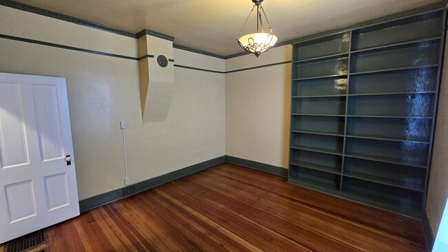 Building Photo - PET FRIENDLY 3 BEDROOM, 2 BATHROOM, DOWNTOWN LOCATION!