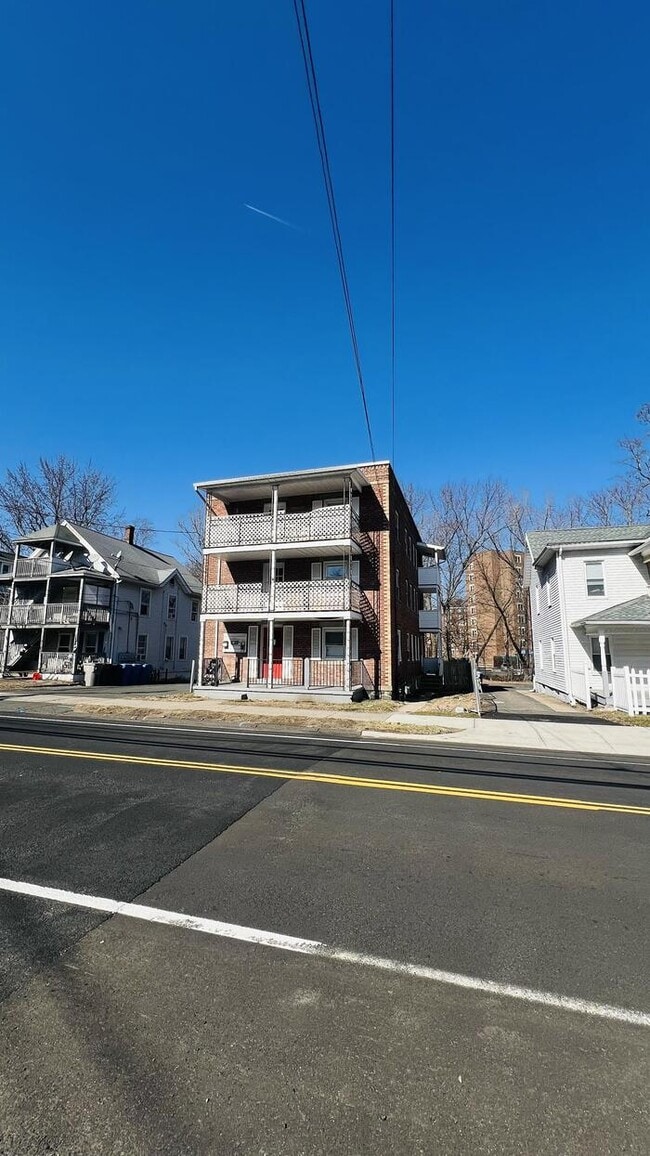 Building Photo - 72 Park St