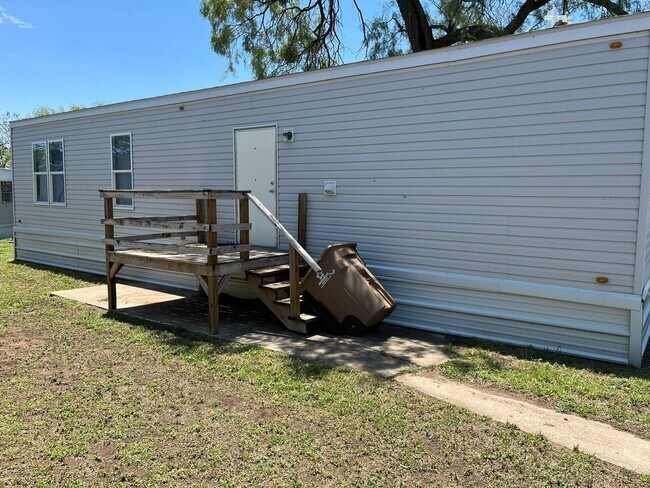 Building Photo - 1 bedroom/1bathroom home in the Star Dust Manufactured Home Community.