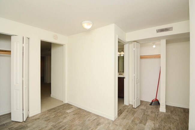 Building Photo - 1160 N La Salle Dr