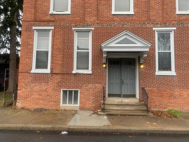 Building Photo - 1st Floor 1 Story 1 Bedroom 1 Bathroom Apa...