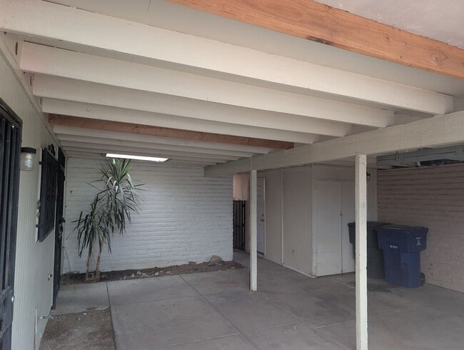 Building Photo - Comfortable West Side Rental