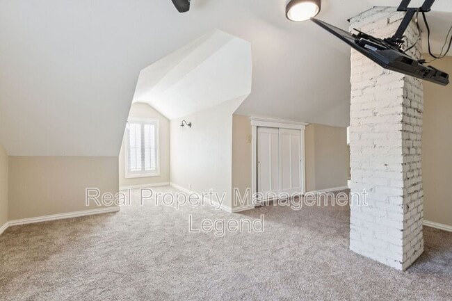 Building Photo - 715 S Barnett Ave