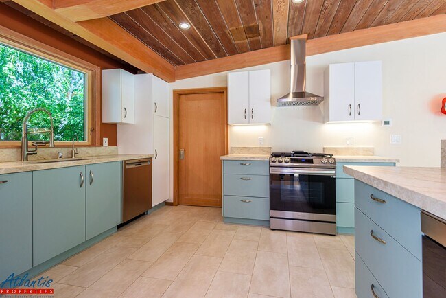 Building Photo - Stunning Home | Remodeled | Desirable Loca...