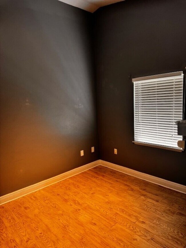 Building Photo - Available Now! Absolutely gorgeous 3 bedro...