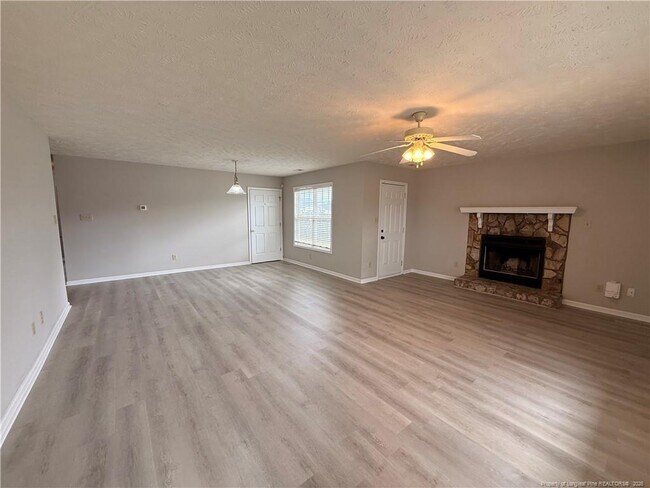 Building Photo - 105 Yasmine Dr